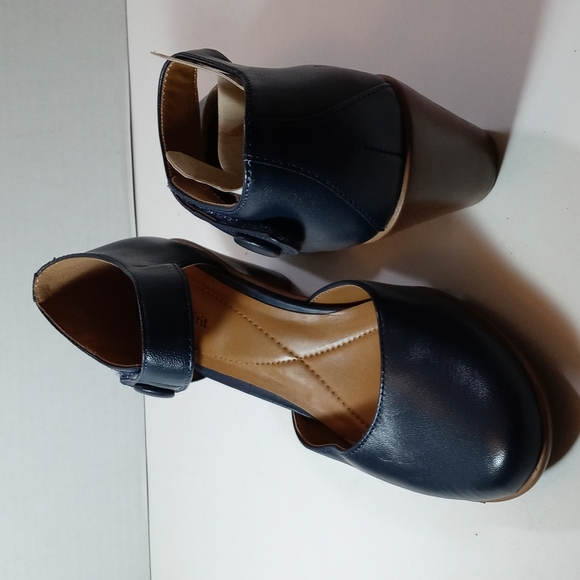 Shoes - Picture 5 of 7